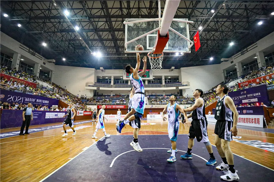 自贡远达美乐队员在比赛中