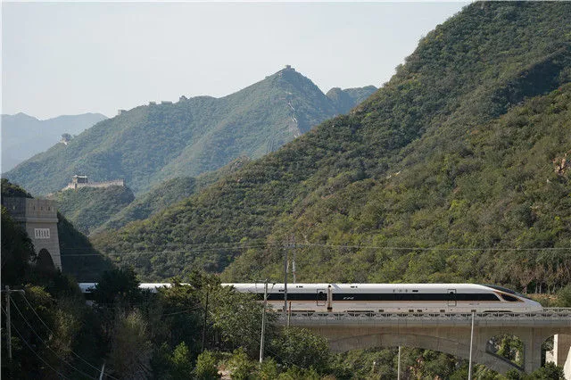 一列复兴号高铁列车从京张高铁驶过居庸关长城（2020年10月6日摄）。新华社记者 鞠焕宗 摄