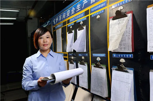 首批农民工全国人大代表之一胡小燕在曾经工作过的陶瓷厂检查职工权益保护工作（2013年11月5日摄）。新华社记者 刘大伟 摄