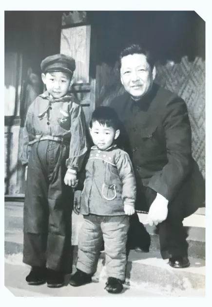 1958年，习仲勋（右）与习近平（左）、习远平在一起
