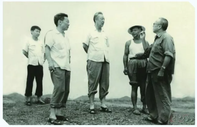 1978年8月，习仲勋（左三）在广东惠阳农村调研。在清华大学学习的习近平（左一）利用暑假时间参加社会实践，随同父亲一起下乡