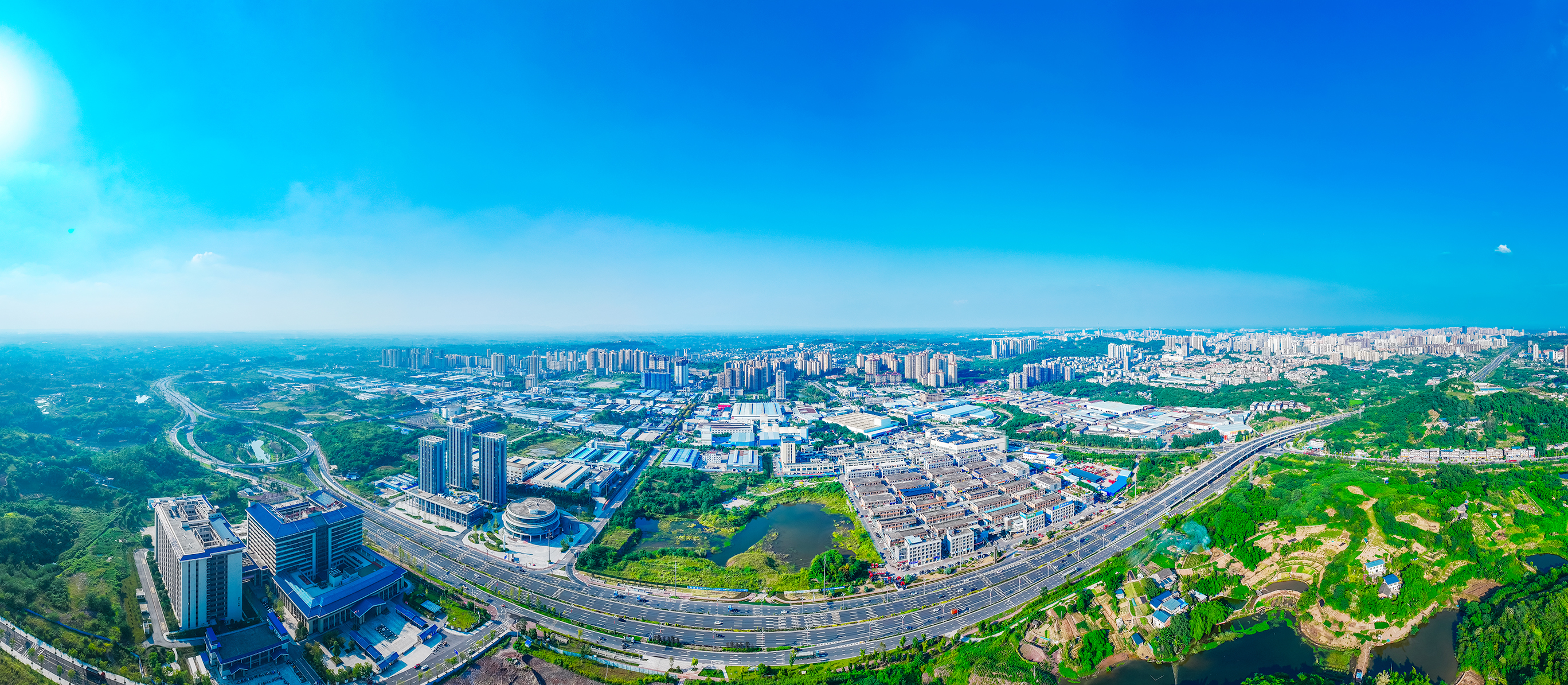 G348国道如蜿蜒的动脉,链接着活力迸发的贡井产业 记者 宋姿熠 摄.jpg