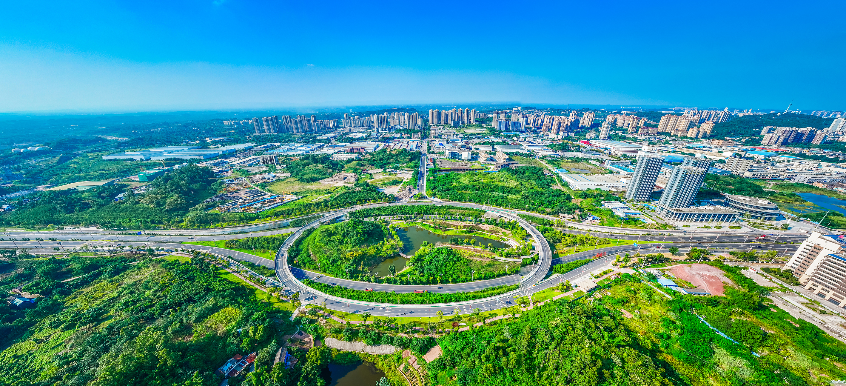 交通路网与现代化厂区交织,勾勒出贡井高质量发展的强劲脉搏 记者 宋姿熠 摄.jpg