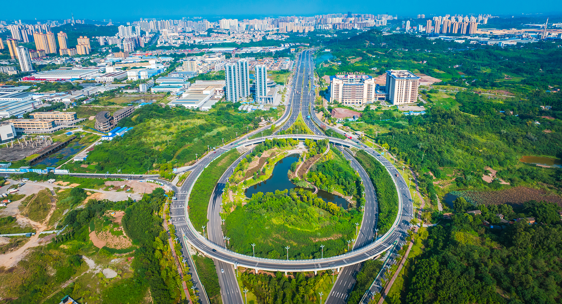 G348国道以流畅的曲线,为贡井这片热土注入奔流的活力 记者 宋姿熠 摄.jpg