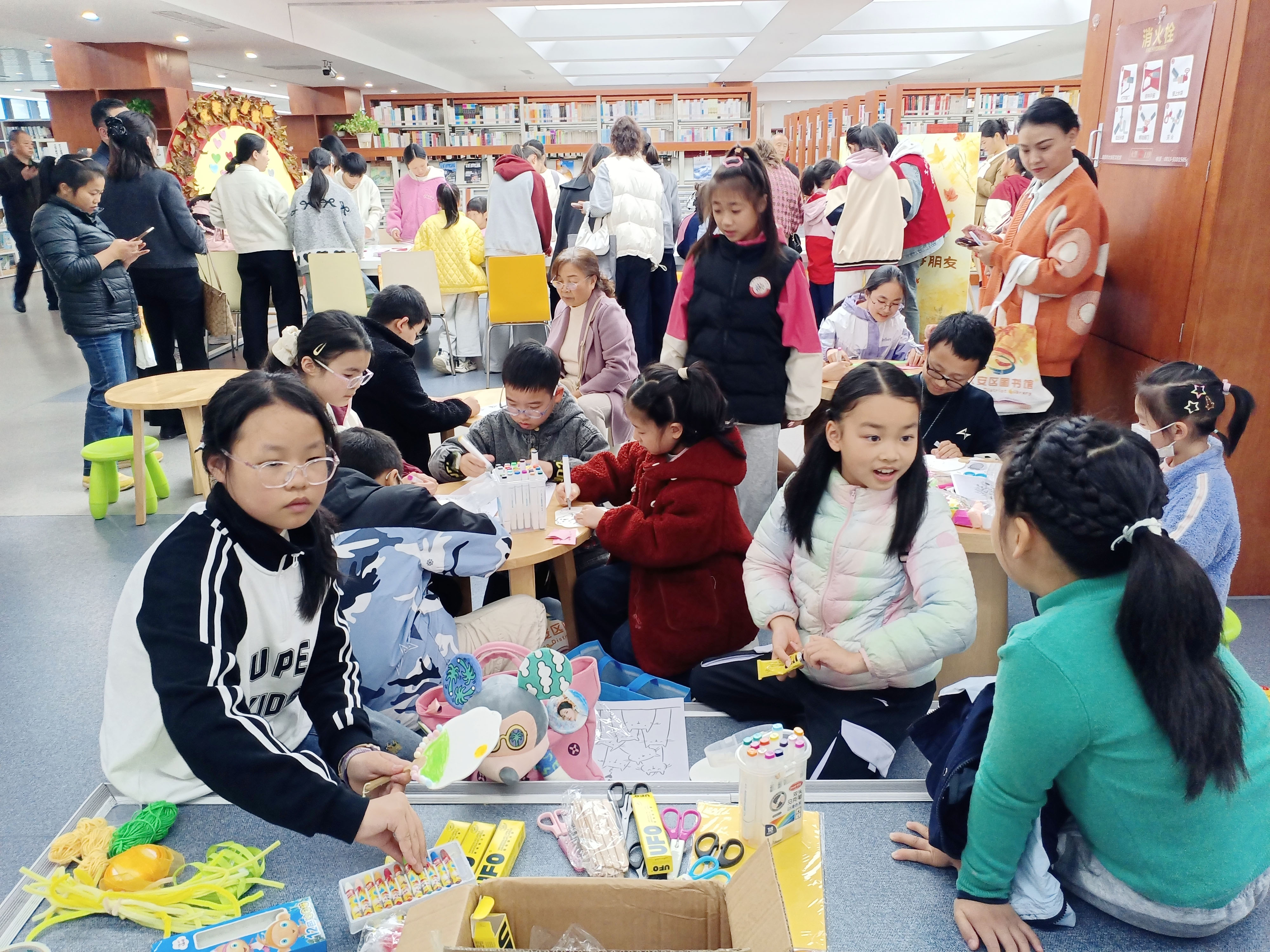 进行作画 记者 陈凡逸 摄.jpg