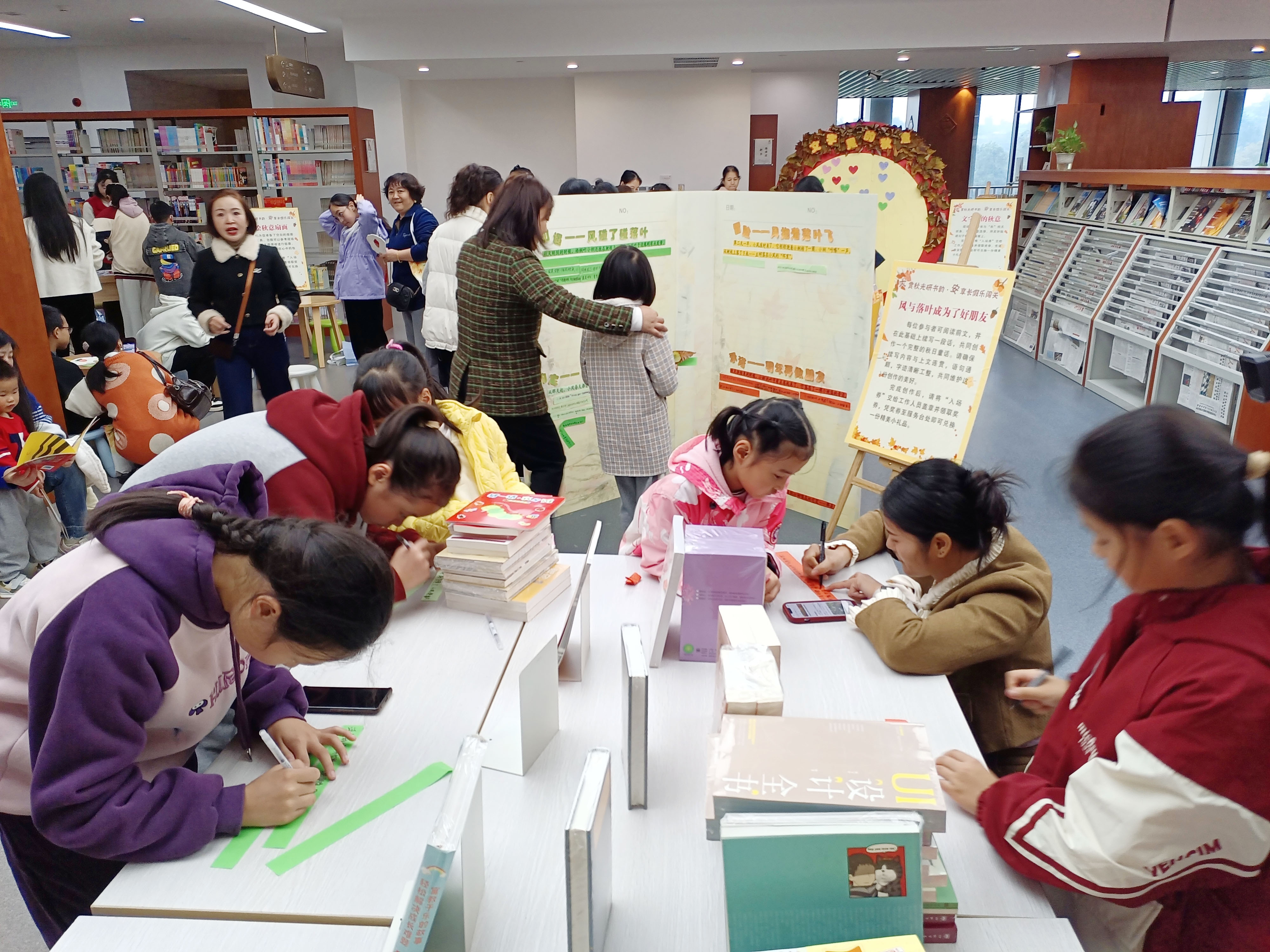 学生们写出诗句 记者 陈凡逸 摄.jpg