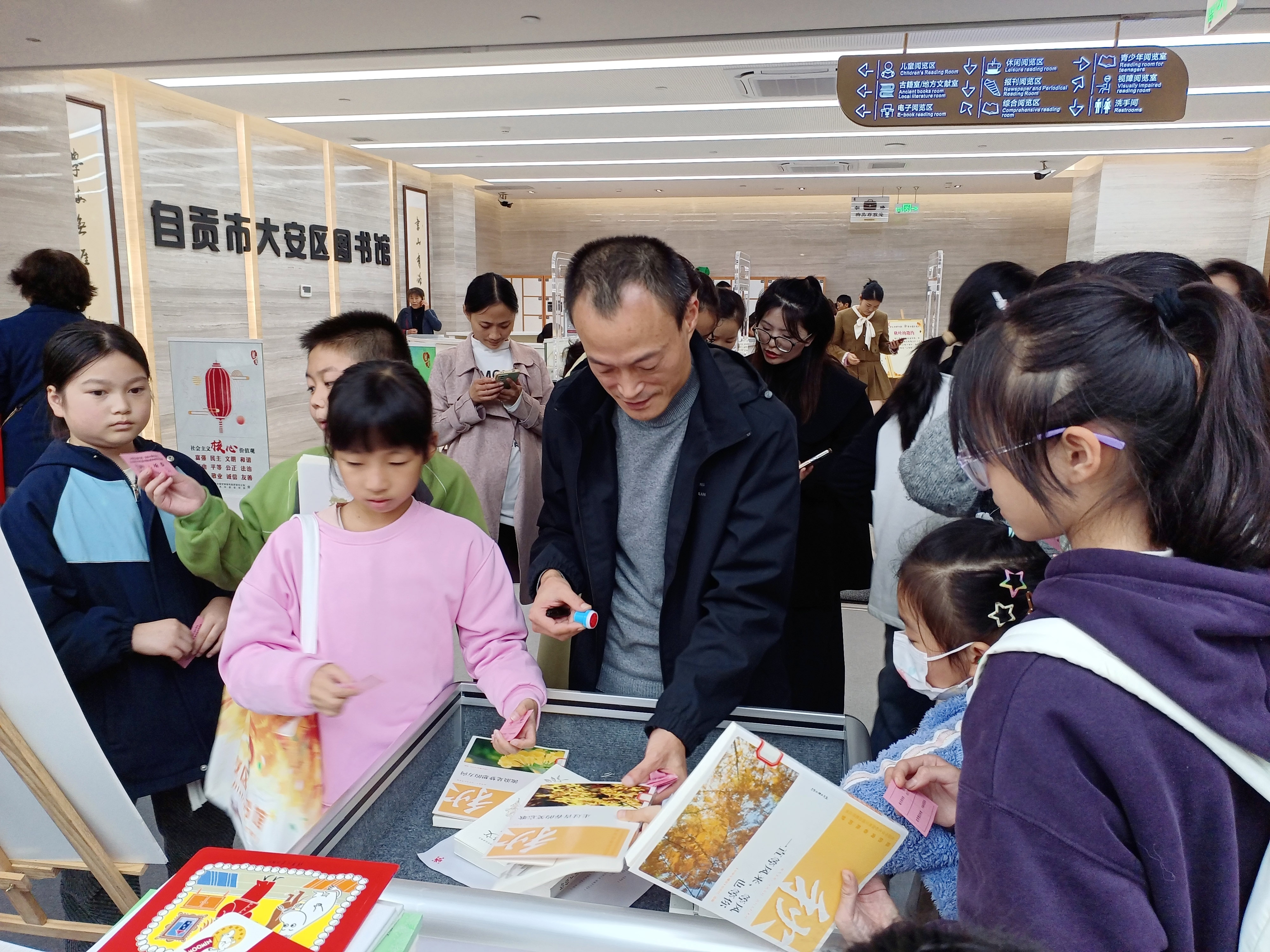 盖上印章 记者 陈凡逸 摄.jpg