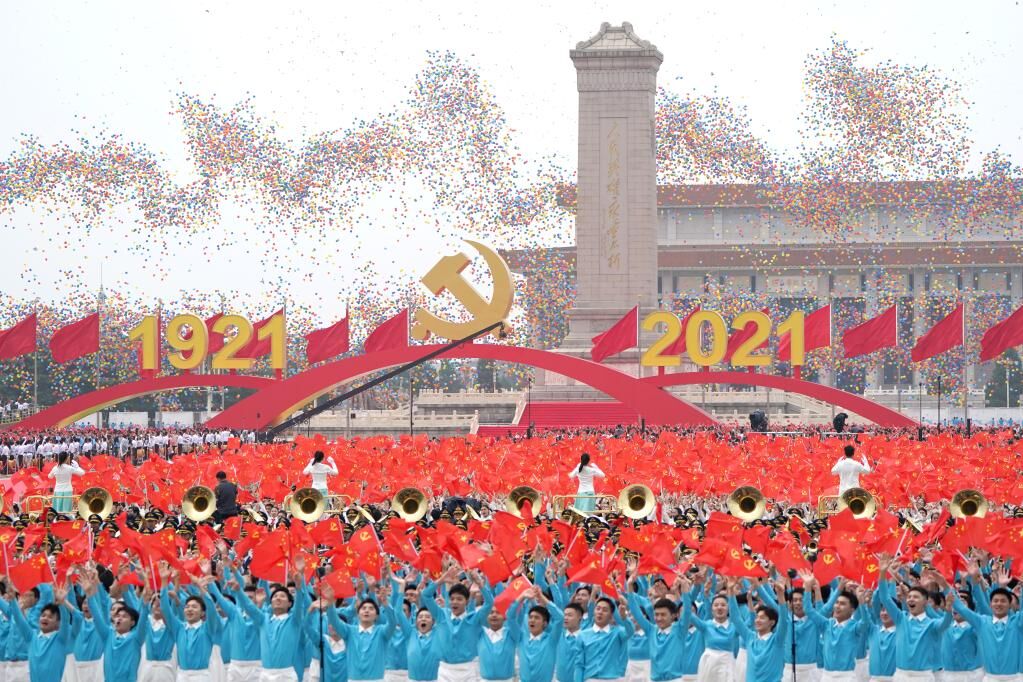 7月1日上午，庆祝中国共产党成立100周年大会在北京天安门广场隆重举行。这是庆祝大会现场放飞气球。新华社记者 陈晔华 摄