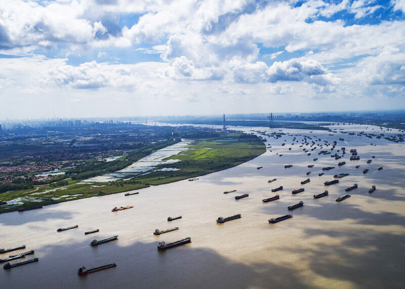 船舶在湖北省武汉市阳逻港区水域行驶（2018年8月13日摄，无人机照片）。新华社记者 肖艺九 摄