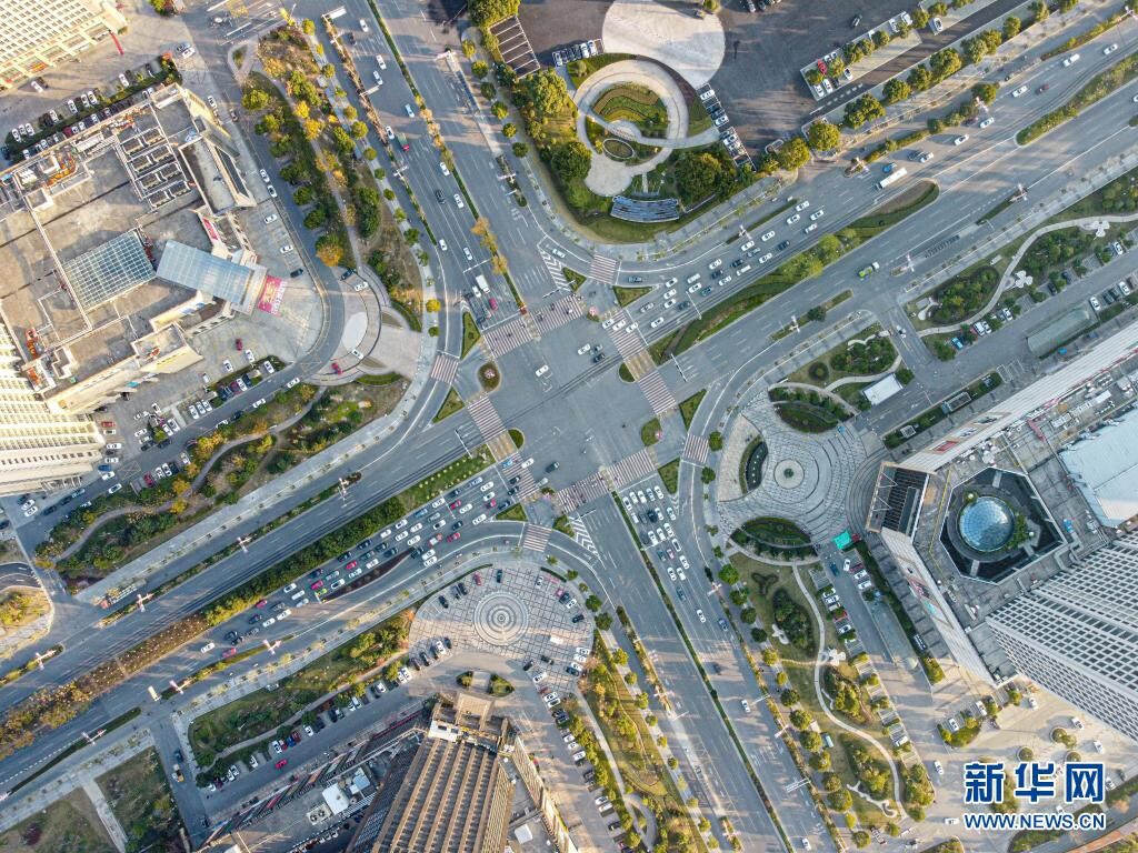 嘉善县嘉善大道与世纪大道路口景观（无人机照片，2020年12月16日摄）。新华社发（江汉 摄）