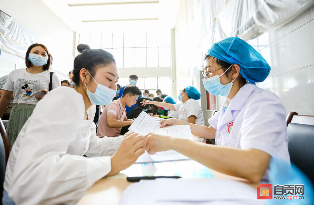 图：自贡市民接种新冠疫苗