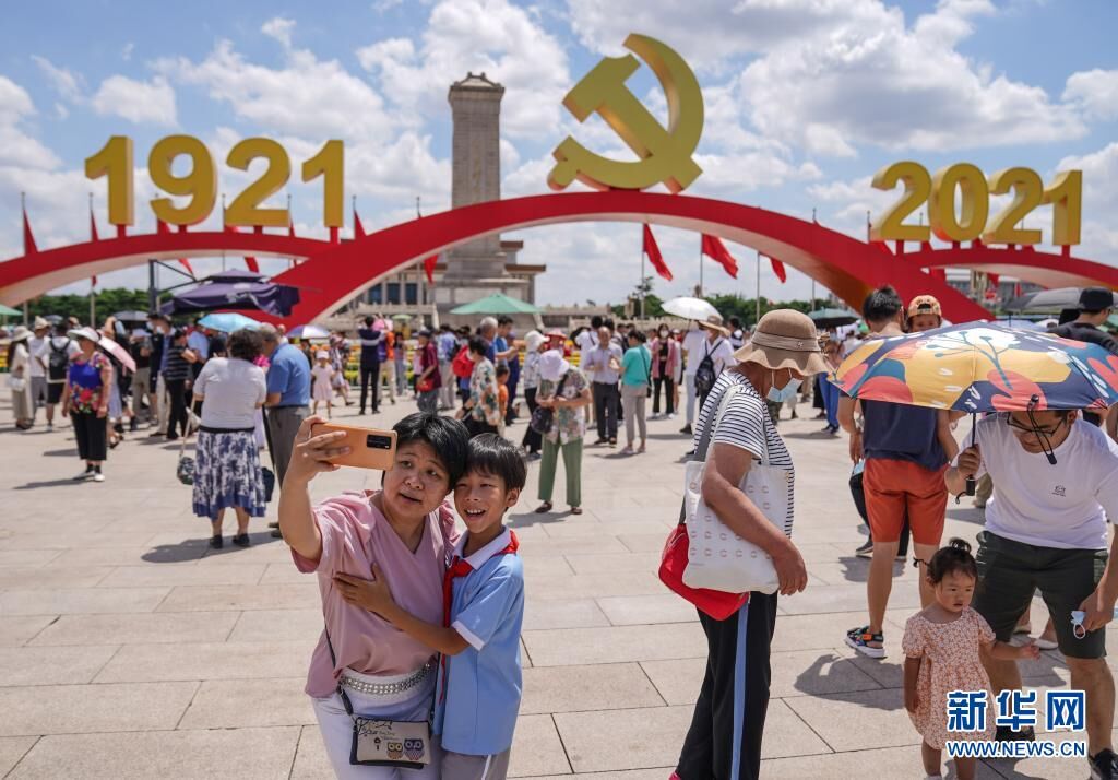 7月3日，游客在北京天安门广场拍照留念。新华社记者 彭子洋 摄