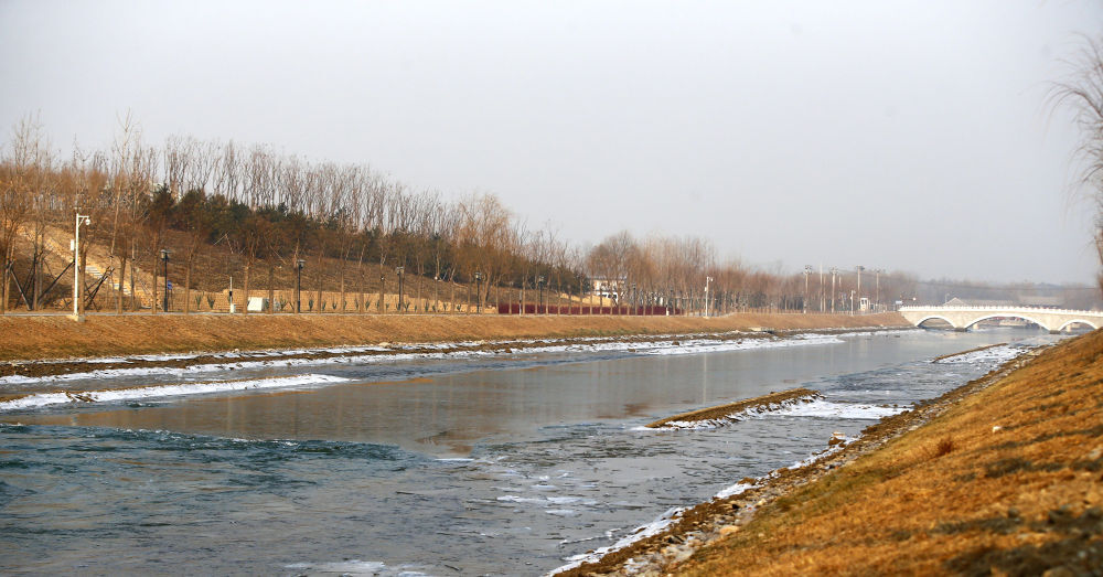 ↑2014年12月，南水北调中线一期工程正式通水。这是2014年12月27日，南水北调中线一期工程总干渠终点——北京团城湖明渠开闸放水，江水经由明渠输送到北京多个水厂。