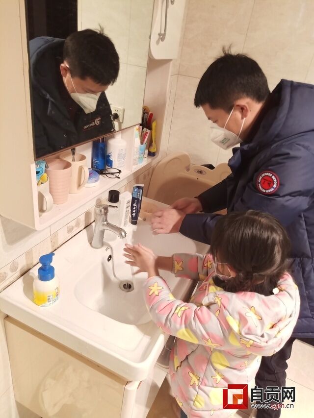 树人小学二一班杨雅涵在家和父亲一起勤洗手.jpg