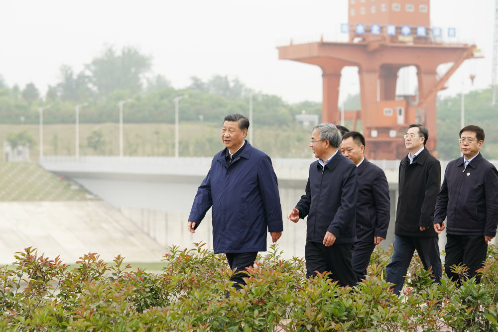 ↑5月13日下午，习近平在南阳市淅川县陶岔渠首枢纽工程考察。