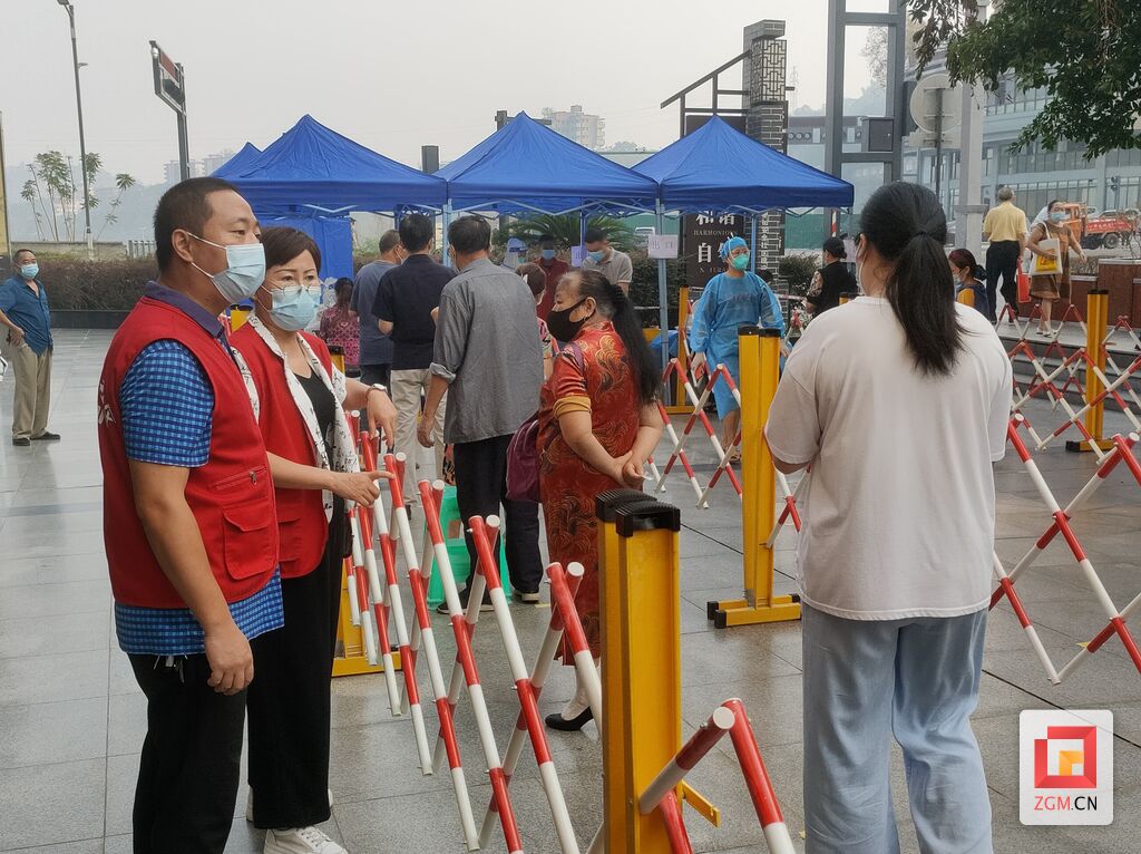 提醒做核酸群众带好口罩注意保持距离.jpg
