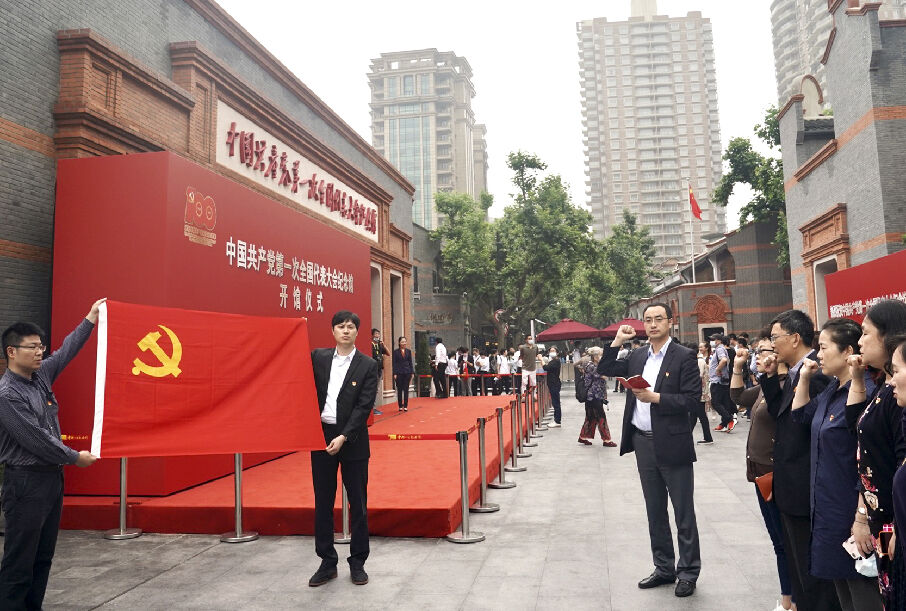 6月3日，党员在中共一大纪念馆外重温入党誓词。