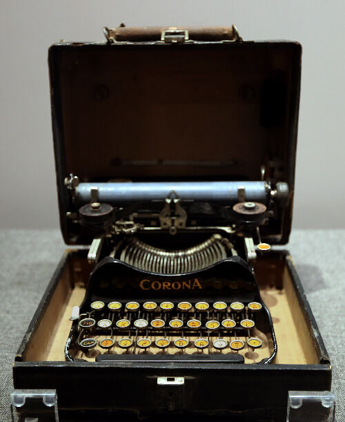 中共一大纪念馆展出的李大钊使用过的打字机。
