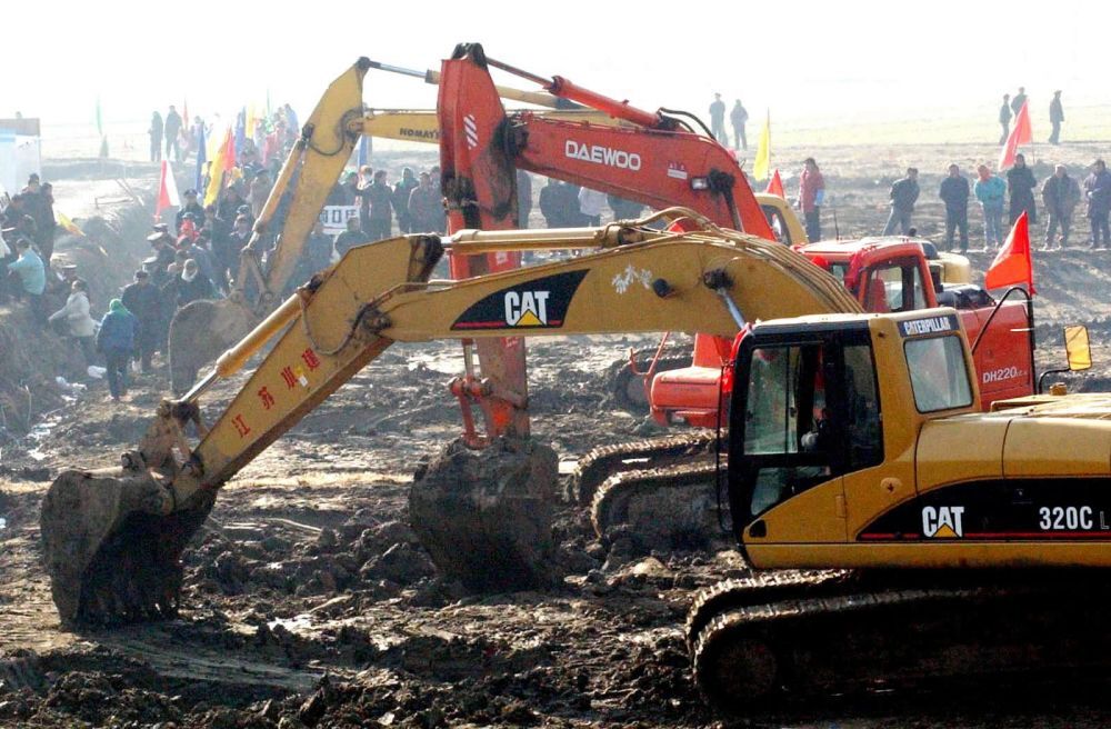 ↑2002年12月27日在江苏扬州宝应县南水北调东线工程潼河工地拍摄的施工现场。南水北调工程在这一天正式开工建设。