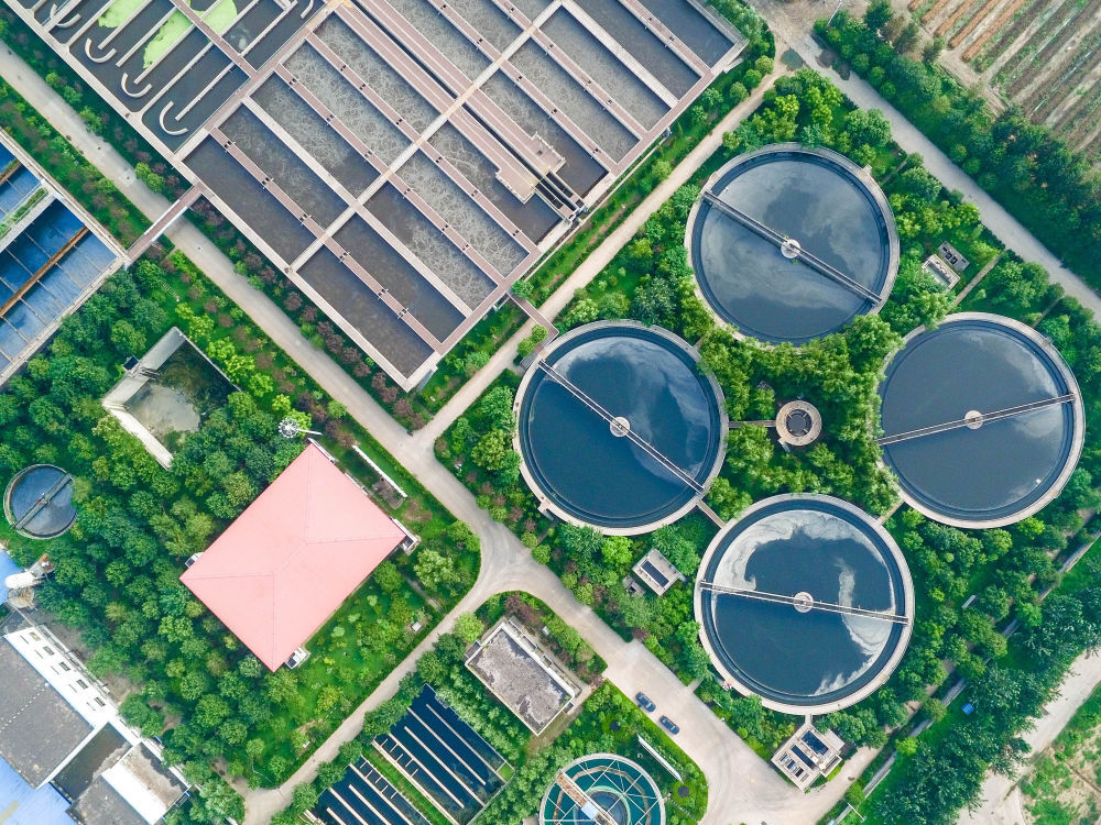 ↑在山东省邹平县，污水经城市污水处理厂处理，成为当地湿地公园的水源（无人机照片，2016年7月26日摄）。
