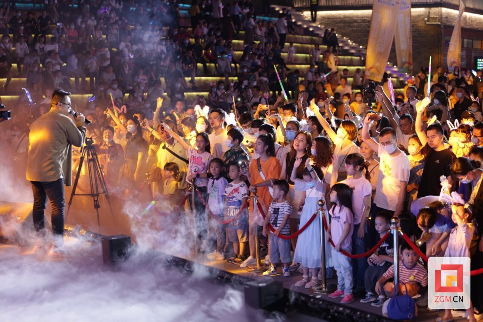 今年中秋节，彩灯大世界举办了“中秋国潮音乐节”