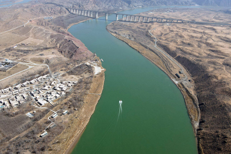 黄河流经宁夏中卫市沙坡头区（2021年3月3日摄，无人机照片）。新华社记者 唐如峰 摄
