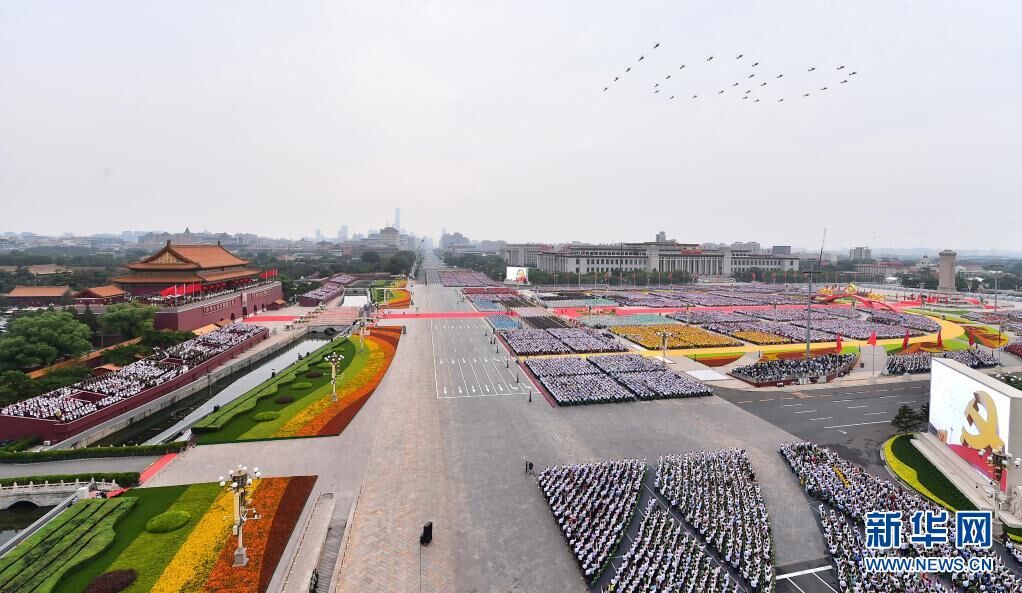 7月1日上午，庆祝中国共产党成立100周年大会在北京天安门广场隆重举行。这是大会开始前的飞行庆祝表演。新华社记者 李贺 摄