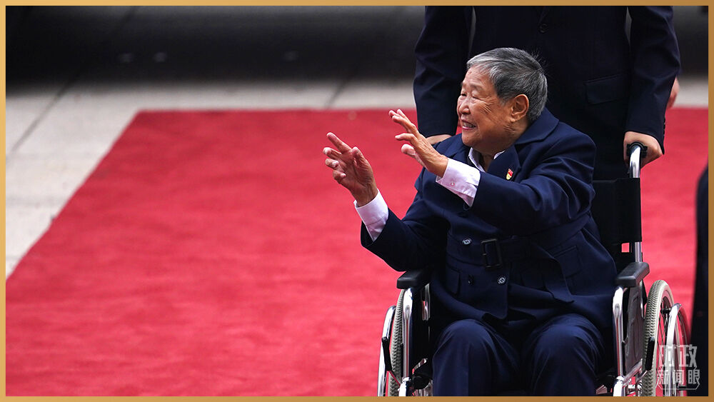 △颁授仪式当天，马毛姐坐着轮椅进入大会堂。（总台国广记者李晋拍摄）