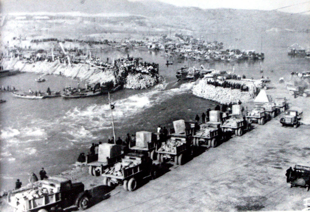↑1959年，丹江口大坝建设开始进行汉江截流（资料照片）。