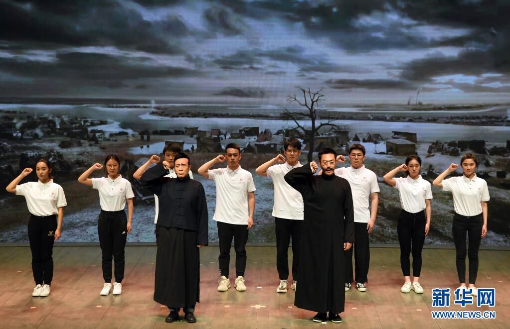 电视剧《觉醒年代》主创团队走进北京大学，剧中主要演员与北大学生同台演出（4月20日摄）。新华社记者 任超 摄