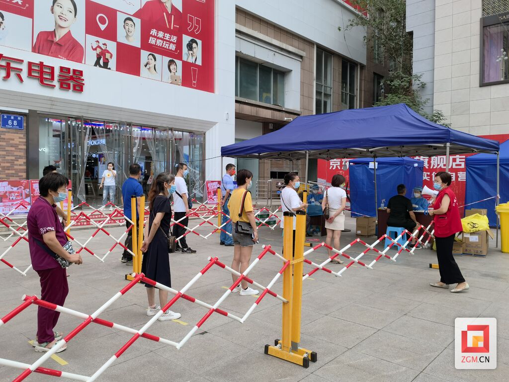 核酸检测现场疏导.jpg