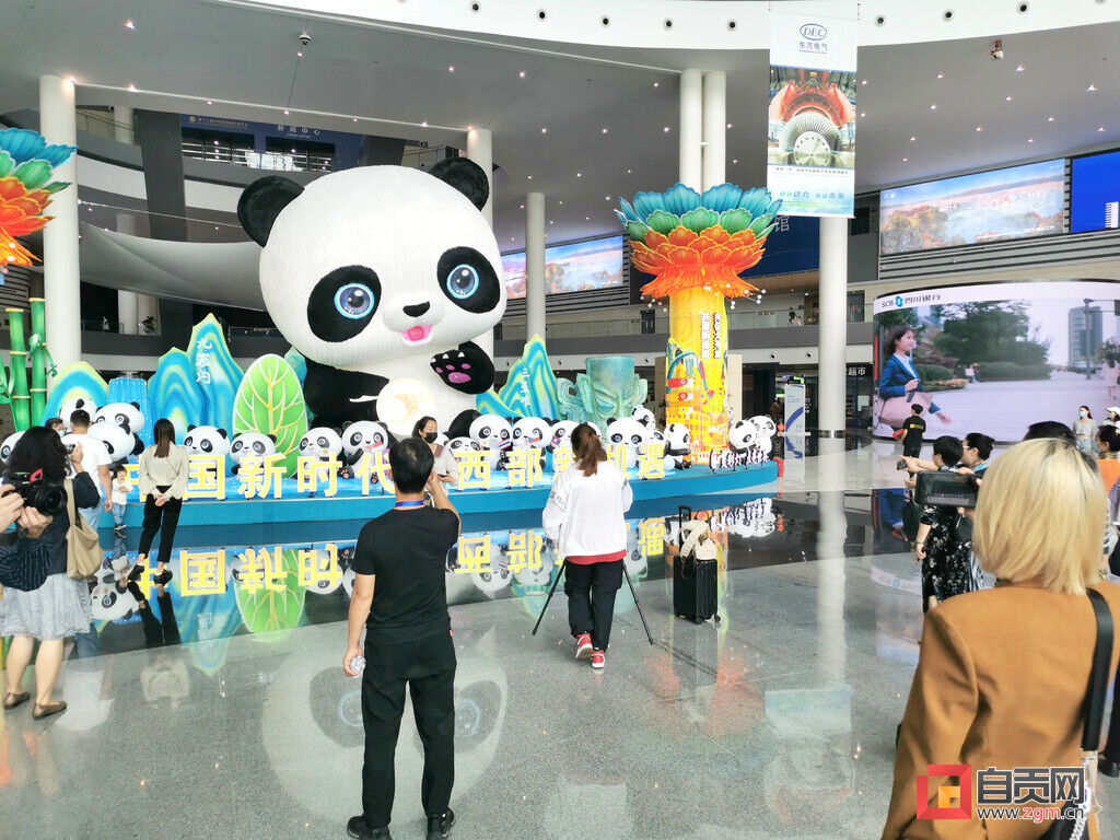 自贡彩灯在第十八届中国西部国际博览会上惊艳亮相