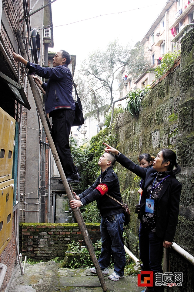 当走到所管理网格居民小区的楼下时,二楼的何婆婆向陈志伟反映有一处