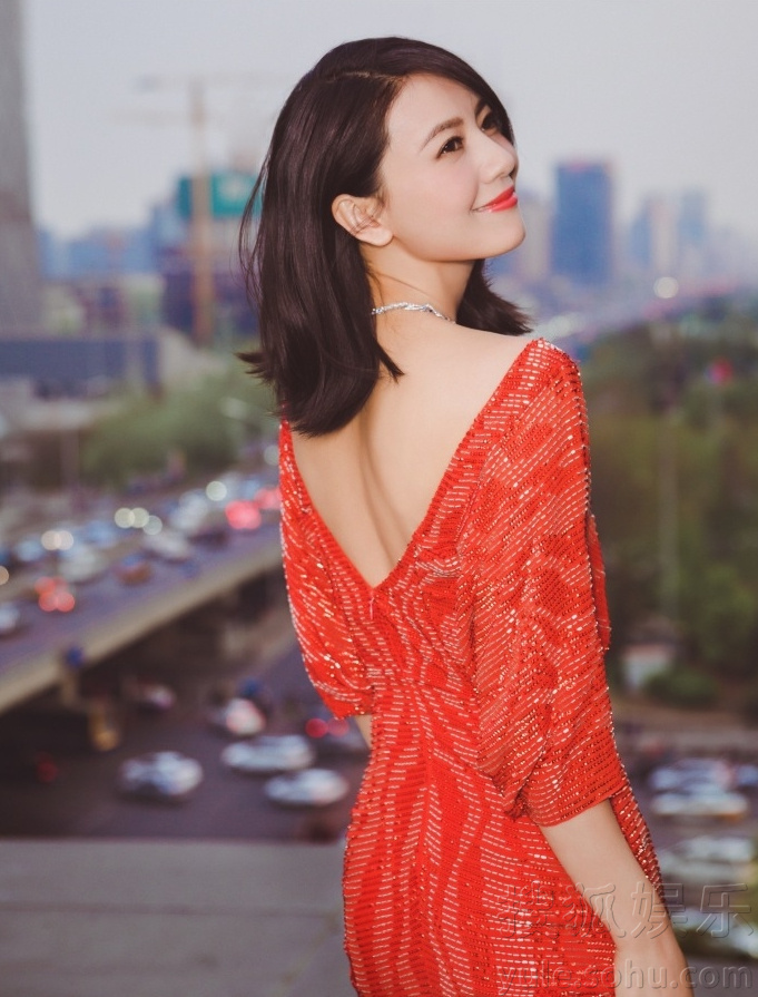 高圆圆穿性感红裙露美背笑容甜美女神范儿