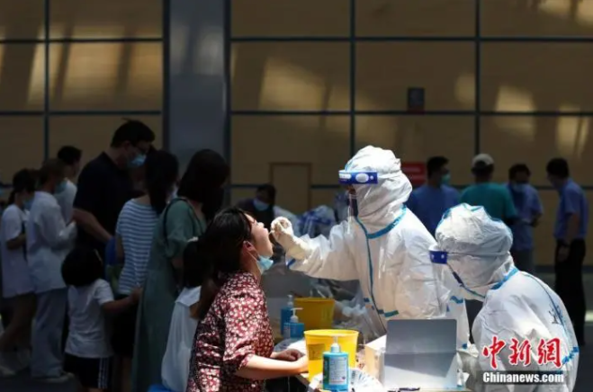江苏省南京市，市民在江宁体育中心内设置的核酸检测点进行核酸检测。